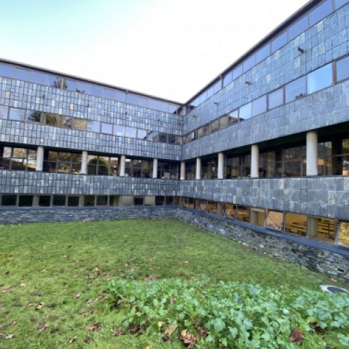 Reparación de cubiertas planas en la Facultad de Economía y Empresa, Oviedo, Asturias