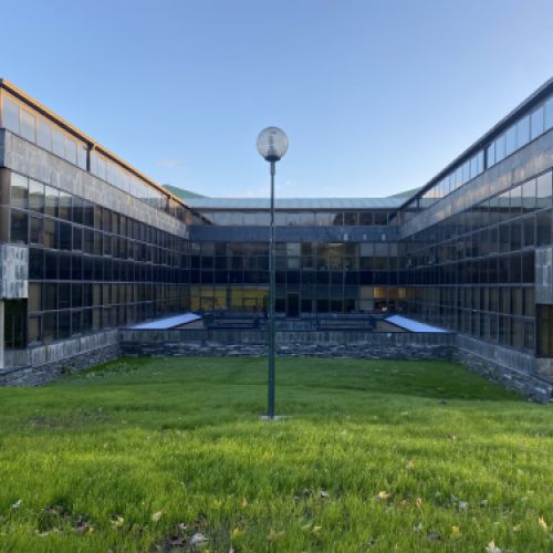 Reparación de cubiertas planas en la Facultad de Economía y Empresa, Oviedo, Asturias